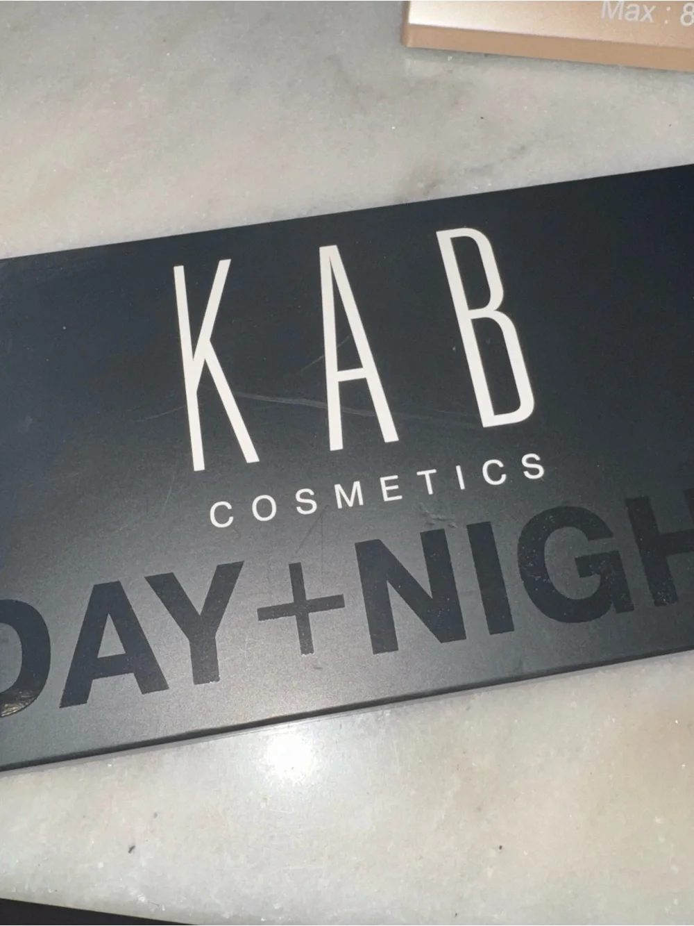 Day & night eyeshadow palette
